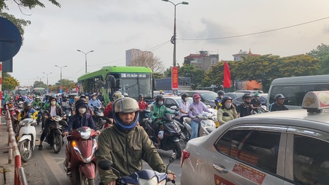 Video: Các cửa ngõ Hà Nội ùn tắc kéo dài, bến xe đông nghẹt người về quê