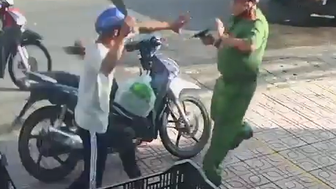 Người đàn ông vác 2 con dao rượt chém phó trưởng công an và bảo vệ dân phố