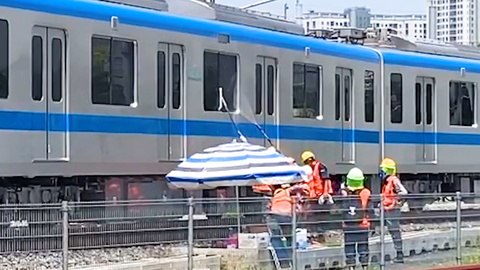 Video: Đoàn tàu metro số 1 đã được làm sạch sau khi bị vẽ bậy
