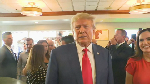 Cựu tổng thống Trump không nhận tội, rời tòa ông tới một nhà hàng Cuba