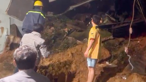 Hai vợ chồng bị vùi lấp do sập taluy cao 7 mét trong đêm