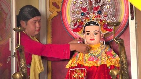 Bắt thầy cúng lột dây chuyền hơn một lượng vàng của Bà Chúa xứ