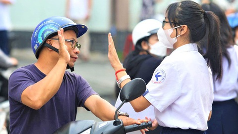 Hơn 96.300 học sinh thi vào lớp 10 tại TP.HCM: 2 thí sinh nhờ cán bộ coi thi viết hộ bài thi