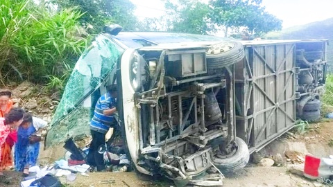 Lật xe chở 23 khách trên đèo ở Khánh Hòa, 3 người Trung Quốc thiệt mạng