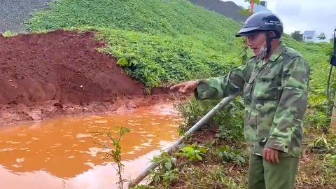 Chơi trốn tìm, bé trai 10 tuổi nghi ngã xuống hố nước chết
