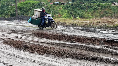 Đường Hồ Chí Minh nhánh tây qua Quảng Trị tan nát do xe tải chở than quá nặng