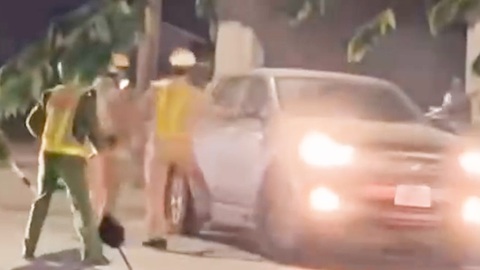 Khởi tố tài xế say xỉn, 'quậy tưng' chốt cảnh sát giao thông rồi cố thủ trong xe