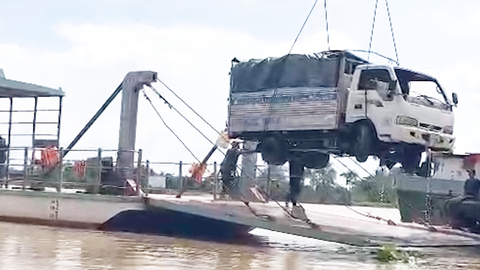 Trục vớt chiếc xe tải bị rơi xuống sông khi đang qua phà ở Tiền Giang