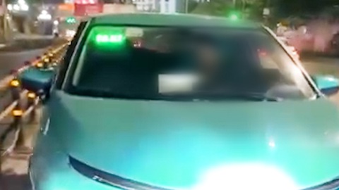 Tài xế lái taxi công nghệ đi ngược chiều đường Giảng Võ bị phạt 5 triệu đồng