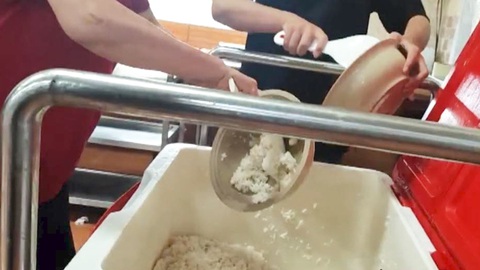 Xôn xao vụ sinh viên Đại học Bách khoa Hà Nội phải ăn cơm thừa có ruồi, gián, phân chuột
