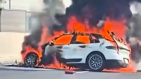 Xe Porsche Macan bốc cháy trên cao tốc Hà Nội - Hải Phòng sau va chạm