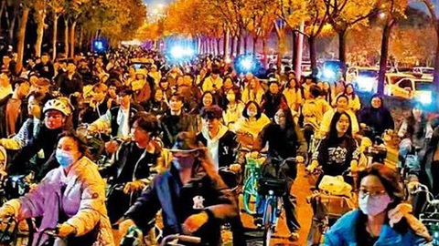 Kỳ lạ cả trăm ngàn sinh viên đạp xe 50km trong đêm chỉ để ăn bánh bao ở Trung Quốc