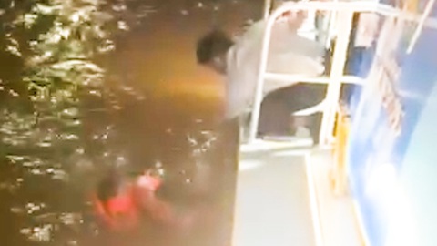 Nhân viên buýt sông kịp thời cứu thanh niên nhảy cầu Sài Gòn
