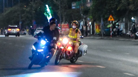 Xem cảnh sát Hưng Yên quây rào bắt 'quái xế'