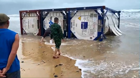 Bất ngờ nguồn gốc 3 bồn chứa có ký hiệu cảnh báo nguy hiểm, dạt vào bờ biển Quảng Ngãi