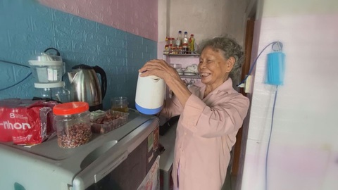 Góc nhìn trưa nay | Cảm động câu chuyện bà ngoại từ quê ra phố nuôi cháu ăn học