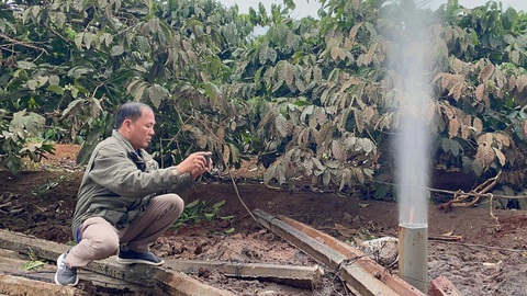 Người dân khoan giếng trúng mạch khí ngầm khiến nước phun cao, không lấp được