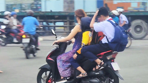 Nhan nhản phụ huynh, học sinh không đội mũ bảo hiểm