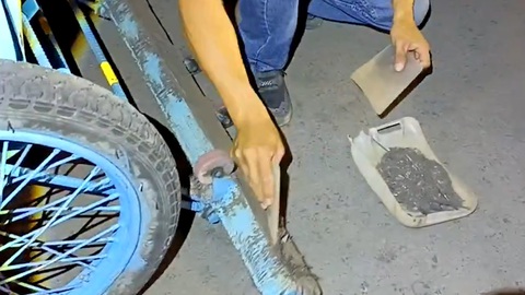 Hãi hùng hình ảnh đinh phá thủng bánh xe ở cầu vượt Sóng Thần, hút gần 5 ký đinh trong một tiếng