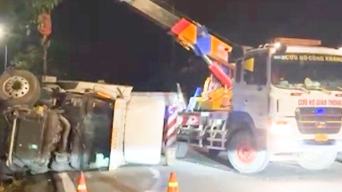 Xe container lật chắn ngang đường, đèo Bảo Lộc ách tắc cả hai chiều