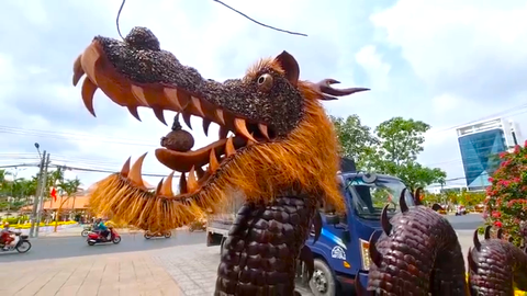 Rồng đen linh vật xuất hiện trước ngân hàng ở Bến Tre