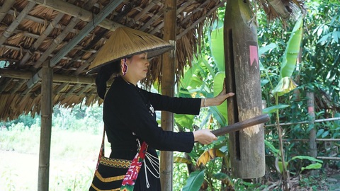 Thăm bản làng hạnh phúc ‘ăn chung nồi, tiền chung túi’