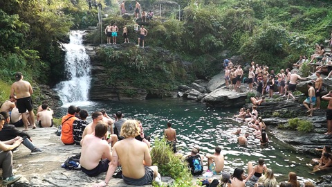 Dòng người xếp hàng, leo lên vách núi, nhảy thác Du Già ở Hà Giang