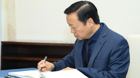 Phó thủ tướng Trần Hồng Hà và nhiều người dân ghi sổ tang nạn nhân vụ khủng bố ở Nga