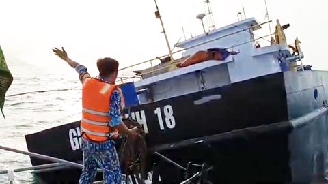 Quây phao ngăn tràn dầu từ con tàu bị nghiêng chìm ở Cù Lao Chàm