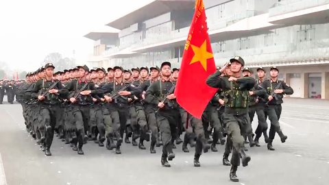 Xem cảnh sát cơ động tổng duyệt diễu binh, biểu diễn võ thuật, khí công…