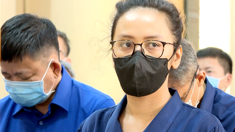 Bị cáo Trương Huệ Vân, cháu bà Trương Mỹ Lan trong phần kiểm tra lý lịch tại tòa
