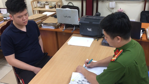 Tài xế xe taxi bị đấm liên tục, bỏ chạy: nghi phạm đã đầu thú sau khi hết say
