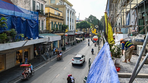 Bắt đầu tu sửa mặt tiền tuyến phố đắt đỏ bậc nhất Hà Nội
