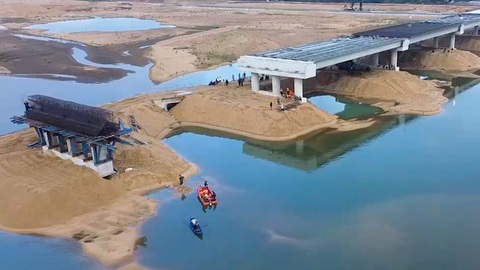 Lật xuồng chở 6 công nhân trên sông Ba, 2 công nhân mất tích
