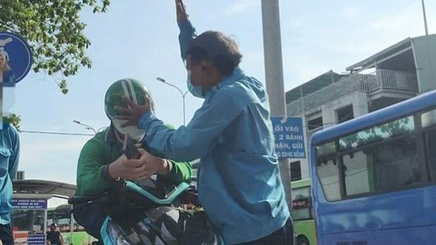 Xe ôm ‘cát cứ’ bến bãi, khách phải hủy cuốc xe công nghệ