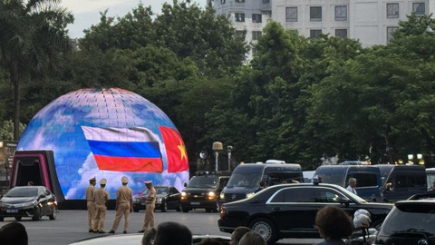 Trực tiếp: Đoàn xe hộ tống Tổng thống Putin rời Hà Nội, kết thúc chuyến thăm Việt Nam