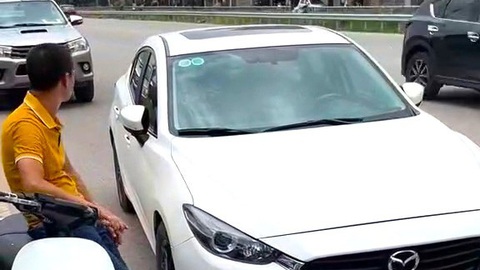Ô tô mất gần 1 năm, chủ nhìn thấy ngoài đường rồi đuổi theo giữ lại và báo công an
