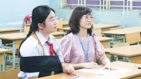 Thi tuyển sinh lớp 10 ở TP.HCM: Thí sinh trật khớp cánh tay có giám thị viết giúp