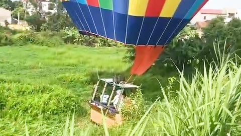 Hiện trường khinh khí cầu chở 9 người hạ cánh khẩn cấp ở Ba Vì