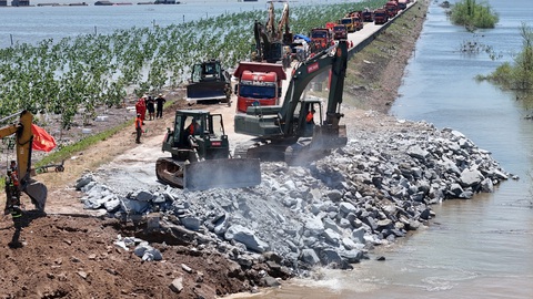 Dốc lực vá đê hồ nước ngọt lớn thứ hai của Trung Quốc