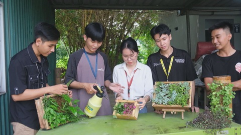 Góc nhìn trưa nay: Sinh viên làm tranh sinh học bảo vệ môi trường