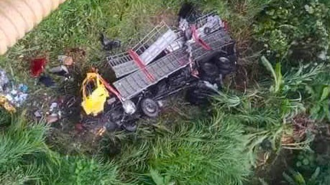 Ô tô tông lan can cầu cao tốc Nội Bài - Lào Cai rồi rơi xuống vực sâu hơn 20m