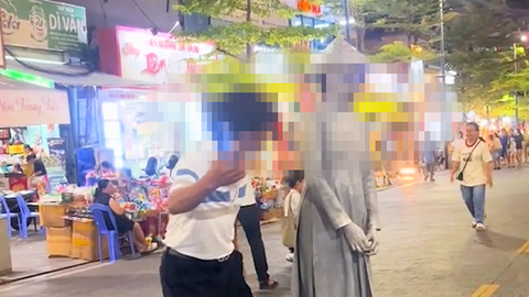 ‘Quấy rối’ cô gái trẻ biểu diễn người tượng ở phố đi bộ, người dân vô cùng phẫn nộ