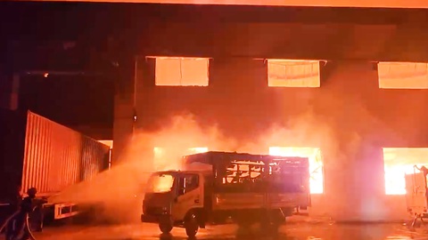 Cháy lớn trong khu công nghiệp Bàu Xéo, khói lửa đỏ rực một góc trời