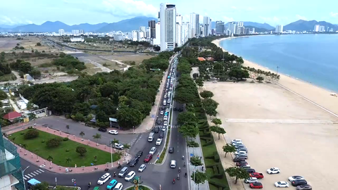 Nghỉ lễ 2-9: Du khách ùn ùn đến Nha Trang, đường ven biển đông nghẹt ô tô