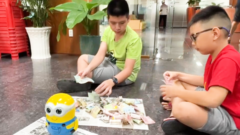 Hai anh em khui ống heo tiết kiệm ủng hộ các bạn vùng bão lũ sớm đi học lại