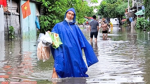 Nhiều tuyến đường ở TP Thủ Đức vẫn bị ngập sâu, người dân bì bõm lội nước
