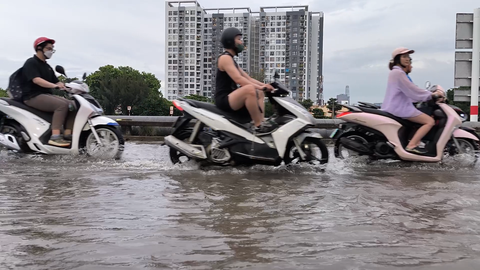 Ngập nước do triều cường đúng giờ tan tầm, người dân TP.HCM đi lại khó khăn