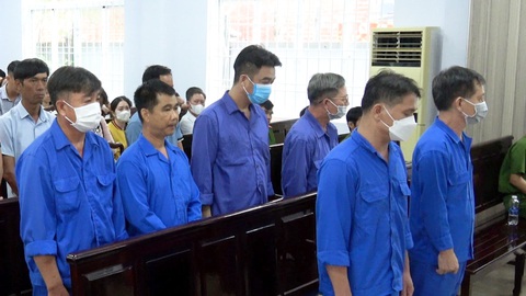 Hoãn phiên tòa xử 7 thanh tra giao thông nhận hối lộ của 49 doanh nghiệp, chủ xe
