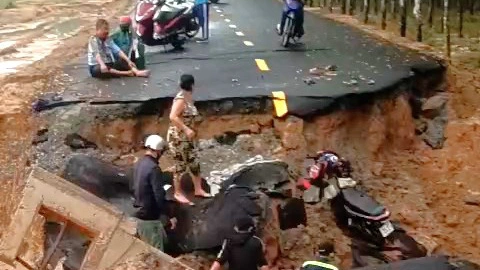 Sạt lở đường do mưa lớn làm 2 người bị thương ở Bình Dương
